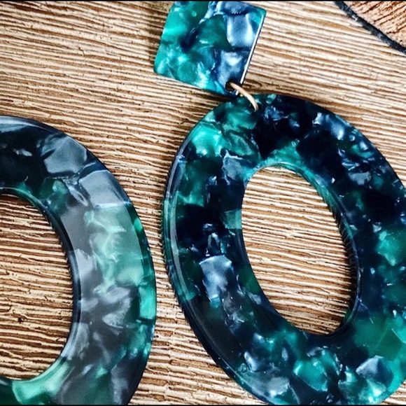 Tortoise Shell Resin Earrings - Picture 3 of 4